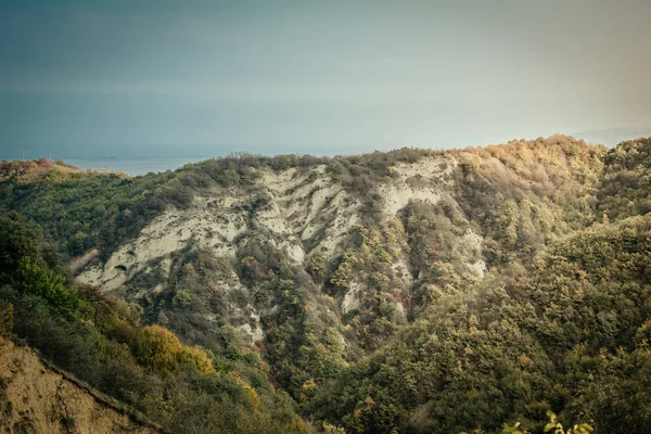 Vista Panoramica Sulle Montagne Paesaggio Con Cielo Drammatico — Foto stock gratuita