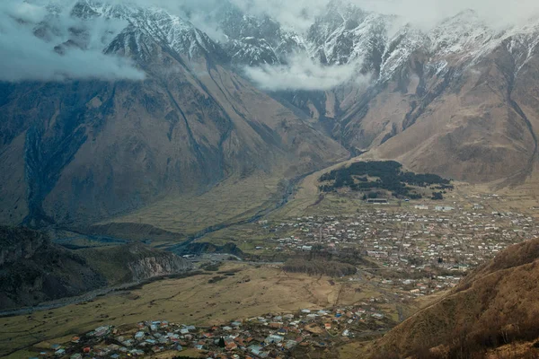 Bela Vista Dos Picos Montanha Nuvens — Fotografia de Stock Grátis