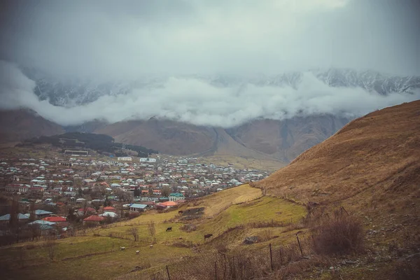 Wunderschöne Landschaft Den Bergen Und Dorf — kostenloses Stockfoto