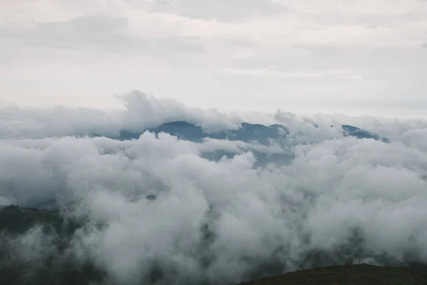 Nuvens Fofas Acima Das Montanhas — Fotografia de Stock Grátis