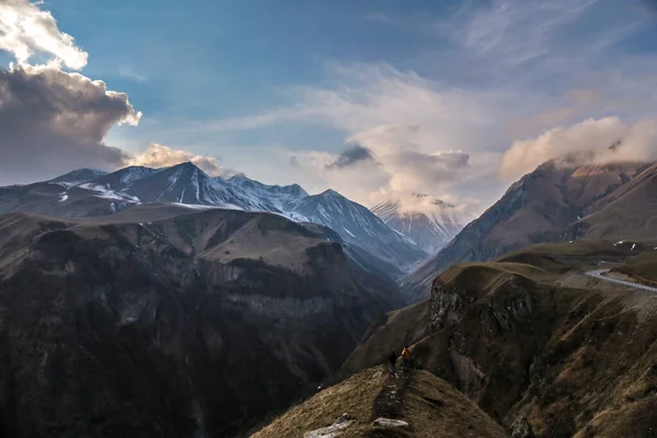 Vista Panorámica Las Montañas Paisaje Con Cielo Dramático — Foto de stock gratis