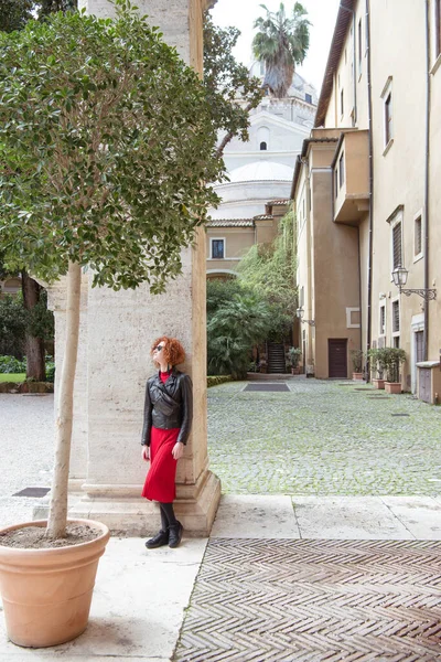 Mujer Caminando Roma Italia — Foto de stock gratuita