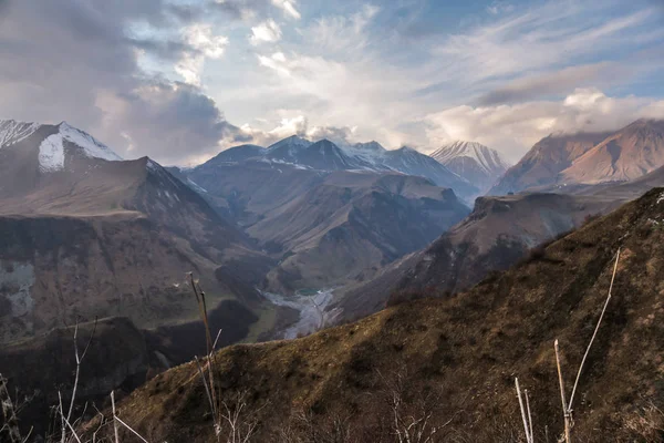 Malerischer Blick Auf Die Berglandschaft Mit Dramatischem Himmel — kostenloses Stockfoto