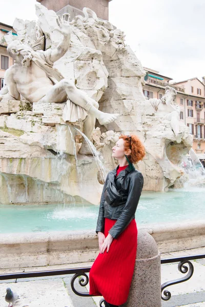 意大利罗马 四河之泉 雕像旁的女人和方尖碑 — 免费的图库照片