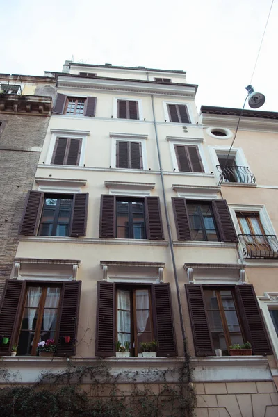 View Beautiful Building Windows Rome Italy — Free Stock Photo