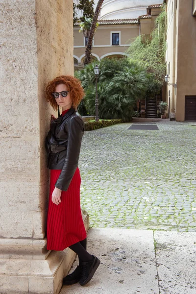 Woman Walking Roma Italy — Free Stock Photo