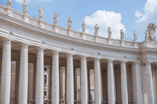 在意大利梵蒂冈蓝天上的圣彼得斯广场上的雕像的底部视图 — 免费的图库照片