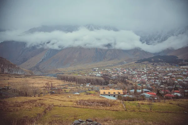Wunderschöne Landschaft Den Bergen Und Dorf — kostenloses Stockfoto