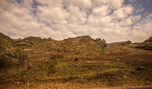 Vue Panoramique Sur Les Montagnes Paysage Avec Ciel Dramatique — Photo gratuite