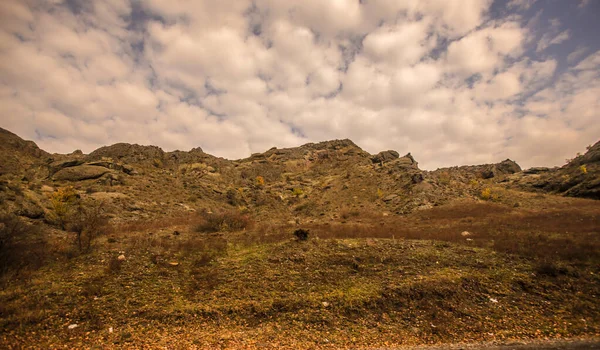 Vista Panoramica Sulle Montagne Paesaggio Con Cielo Drammatico — Foto stock gratuita