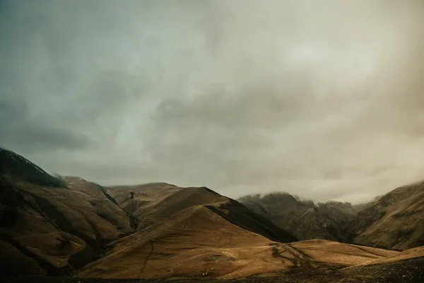 Hermosa Vista Los Picos Montaña Nubes — Foto de stock gratis