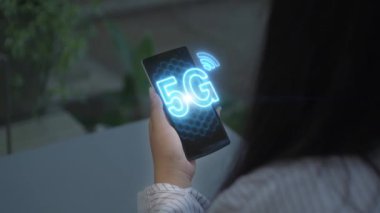 Akıllı telefondan 5G mobil ağı. Kablosuz ağ, mobil teknoloji kavramı.