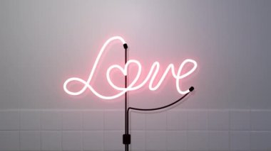 Aşk işaretli neon tabela arkaplan görüntüleri