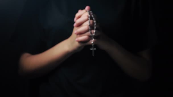 Close Beelden Van Vrouw Bidden Met Kruis Zwarte Achtergrond — Stockvideo