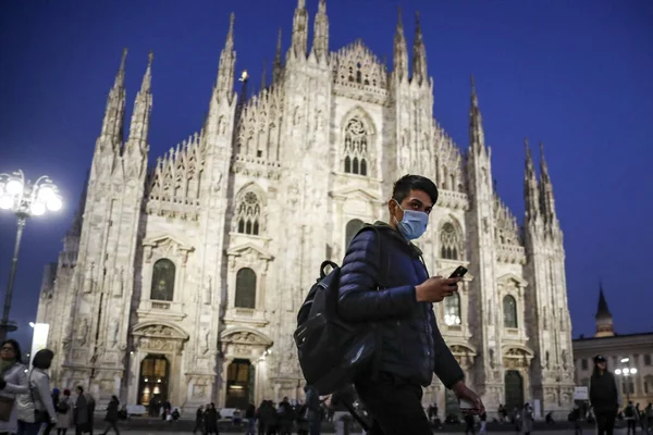 2020 Milan Coronavirus Covid Outbreak Spreads Italy Человек Маске Площади — стоковое фото