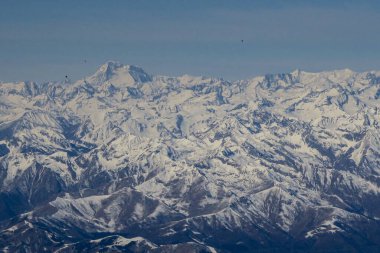 Güneşli bir günde İtalyan Alplerinin manzaralı manzarası