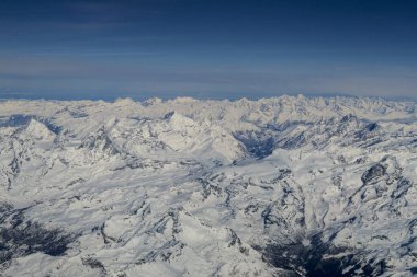 Güneşli bir günde İtalyan Alplerinin manzaralı manzarası