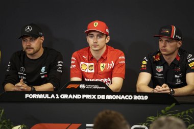 Monte CARLO, Monako - 23RD-26 Mayıs, 2019: 2019 Monako GP. Basın toplantısında Valtteri Bottas, Mercedes, Charles Leclerc, Ferrari ve Max Verstappen, Red Bull.
