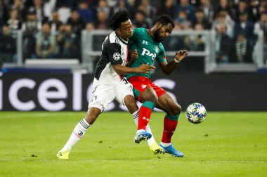 TURIN, İTALYA - 22 EKİM 2019. UEFA CHAMPIONS LEAGUE, JUVENTUS karşı LOKOMOTIV MOSCOW 2-1: Bryan Idowu, Nijerya, Lokomotiv Moskova ve Juan Cuadrado, Kolombiya, Juventus, top için yarışın.