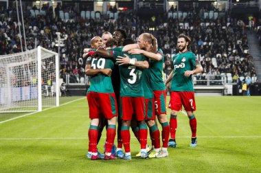 TURIN, İTALYA - 22 EKİM 2019. UEFA CHAMPIONS LEAGUE, JUVENTUS karşı LOKOMOTIV MOSCOW 2-1: Aleksey Miranchuk 'un golünü kutlayan Lokomotiv Oyuncuları.