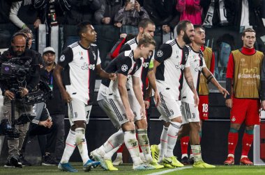 TURIN, İTALYA - 22 EKİM 2019. UEFA CHAMPIONS LEAGUE, JUVENTUS karşı LOKOMOTIV MOSCOW 2-1: Juventus oyuncuları Paulo Dybala 'nın golünü kutluyor.