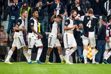 TURIN, İTALYA - 22 EKİM 2019. UEFA CHAMPIONS LEAGUE, JUVENTUS karşı LOKOMOTIV MOSCOW 2-1: Juventus oyuncuları Paulo Dybala 'nın golünü kutluyor.