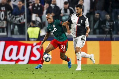 TURIN, İTALYA - 22 EKİM 2019. UEFA CHAMPIONS LeAGUE, JUVENTUS karşı LOKOMOTIV MOSCOW 2-1: Joao Mario, Lokomotiv Moskova ve Sami Khedira, Juventus, top için yarışın.