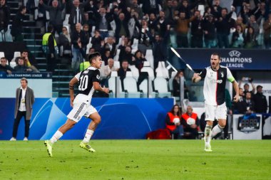 TURIN, İTALYA - 22 EKİM 2019. UEFA CHAMPIONS LEAGUE, JUVENTUS karşı LOKOMOTIV MOSCOW 2-1: Paulo Dybala, Arjantin, Juventus, serbest vuruş ve takım arkadaşlarıyla kutlama golü attı.