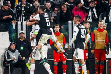 TURIN, İTALYA - 22 EKİM 2019. UEFA CHAMPIONS LEAGUE, JUVENTUS karşı LOKOMOTIV MOSCOW 2-1: Juventus oyuncuları Paulo Dybala 'nın golünü kutluyor.