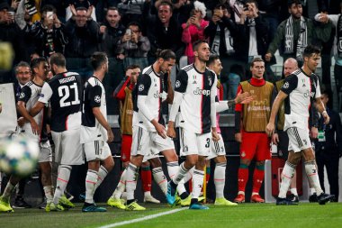 TURIN, İTALYA - 22 EKİM 2019. UEFA CHAMPIONS LEAGUE, JUVENTUS karşı LOKOMOTIV MOSCOW 2-1: Juventus oyuncuları Paulo Dybala 'nın golünü kutluyor.
