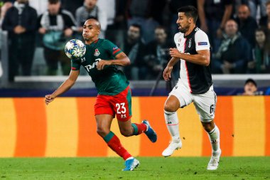 TURIN, İTALYA - 22 EKİM 2019. UEFA CHAMPIONS LeAGUE, JUVENTUS karşı LOKOMOTIV MOSCOW 2-1: Joao Mario, Lokomotiv Moskova ve Sami Khedira, Juventus, top için yarışın.