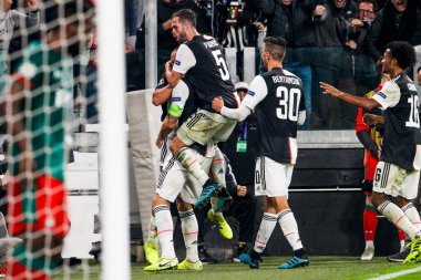 TURIN, İTALYA - 22 EKİM 2019. UEFA CHAMPIONS LEAGUE, JUVENTUS karşı LOKOMOTIV MOSCOW 2-1: Juventus oyuncuları Paulo Dybala 'nın golünü kutluyor.