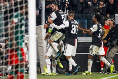 TURIN, İTALYA - 22 EKİM 2019. UEFA CHAMPIONS LEAGUE, JUVENTUS karşı LOKOMOTIV MOSCOW 2-1: Juventus oyuncuları Paulo Dybala 'nın golünü kutluyor.