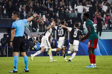 TURIN, İTALYA - 22 EKİM 2019. UEFA CHAMPIONS LEAGUE, JUVENTUS karşı LOKOMOTIV MOSCOW 2-1: Paulo Dybala, Arjantin, Juventus, serbest vuruş ve takım arkadaşlarıyla kutlama golü attı.