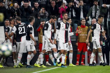 TURIN, İTALYA - 22 EKİM 2019. UEFA CHAMPIONS LEAGUE, JUVENTUS karşı LOKOMOTIV MOSCOW 2-1: Juventus oyuncuları Paulo Dybala 'nın golünü kutluyor.