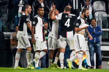 TURIN, İTALYA - 22 EKİM 2019. UEFA CHAMPIONS LEAGUE, JUVENTUS karşı LOKOMOTIV MOSCOW 2-1: Juventus oyuncuları Paulo Dybala 'nın golünü kutluyor.