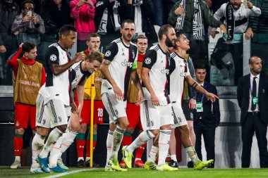 TURIN, İTALYA - 22 EKİM 2019. UEFA CHAMPIONS LEAGUE, JUVENTUS karşı LOKOMOTIV MOSCOW 2-1: Juventus oyuncuları Paulo Dybala 'nın golünü kutluyor.