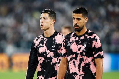 TURIN, İTALYA - 22 EKİM 2019. UEFA CHAMPIONS LEAGUE, JUVENTUS karşı LOKOMOTIV MOSCOW 2-1: Cristiano Ronaldo ve Sami Khedira, Juventus, ısınma turları sırasında.
