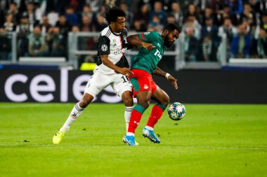 TURIN, İTALYA - 22 EKİM 2019. UEFA CHAMPIONS LEAGUE, JUVENTUS karşı LOKOMOTIV MOSCOW 2-1: Bryan Idowu, Nijerya, Lokomotiv Moskova ve Juan Cuadrado, Kolombiya, Juventus, top için yarışın.