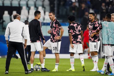 TURIN, İTALYA - 22 EKİM 2019. UEFA CHAMPIONS LEAGUE, JUVENTUS karşı LOKOMOTIV MOSCOW 2-1: Leonardo Bonucci ve Cristiano Ronaldo ısınma turları sırasında konuşuyor.