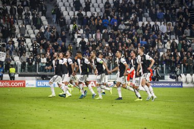 TURIN, İTALYA - 22 EKİM 2019. UEFA CHAMPIONS LEAGUE, JUVENTUS karşı LOKOMOTIV MOSCOW 2-1: Juventus oyuncuları maç sonunda zaferi kutluyorlar.