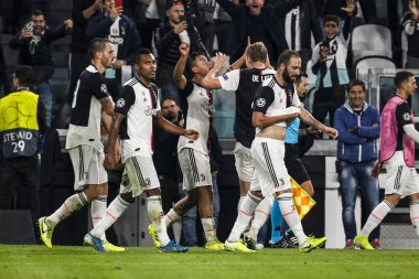TURIN, İTALYA - 22 EKİM 2019. UEFA CHAMPIONS LEAGUE, JUVENTUS karşı LOKOMOTIV MOSCOW 2-1: Juventus oyuncuları Paulo Dybala 'nın golünü kutluyor.