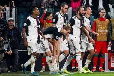 TURIN, İTALYA - 22 EKİM 2019. UEFA CHAMPIONS LEAGUE, JUVENTUS karşı LOKOMOTIV MOSCOW 2-1: Juventus oyuncuları Paulo Dybala 'nın golünü kutluyor.