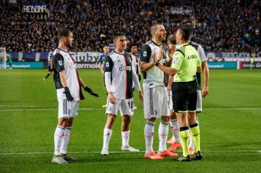 Bergamo, İtalya. 23 / 11 / 2019. Serie A, İtalyan futbol şampiyonası. Atalanta Juventus 'a karşı 1-3, Leonardo Bonucci ve Juventus' un takım arkadaşları hakemle konuşuyor..