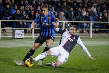 Bergamo, İtalya. 23 / 11 / 2019. Serie A, İtalyan futbol şampiyonası. Atalanta, Juventus 'a karşı 1-3, Mario Pasaliç, Hırvatistan, Atalanta ve Mattia De Sciglio, İtalya, Juventus, top için yarışıyor.