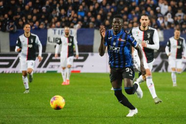 Bergamo, İtalya. 23 / 11 / 2019. Serie A, İtalyan futbol şampiyonası. Atalanta Juventus 'a karşı 1-3, Musa Barrow, Gambia, Atalanta ve Matthijs de Ligt, Holland, Juventus, top için yarışın.