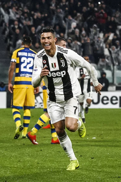 Torino, tam olarak. 02 / 02 / 2019. Serie A İtalya Futbol Şampiyonası. Juventus, Parma 'ya karşı 3-3, Cristiano Ronaldo, Portekiz, Juventus golü atıyor ve kutluyor..