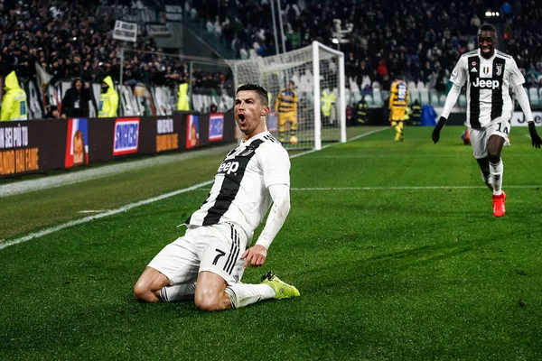 Torino, tam olarak. 02 / 02 / 2019. Serie A İtalya Futbol Şampiyonası. Juventus, Parma 'ya karşı 3-3, Cristiano Ronaldo, Portekiz, Juventus golü atıyor ve kutluyor..