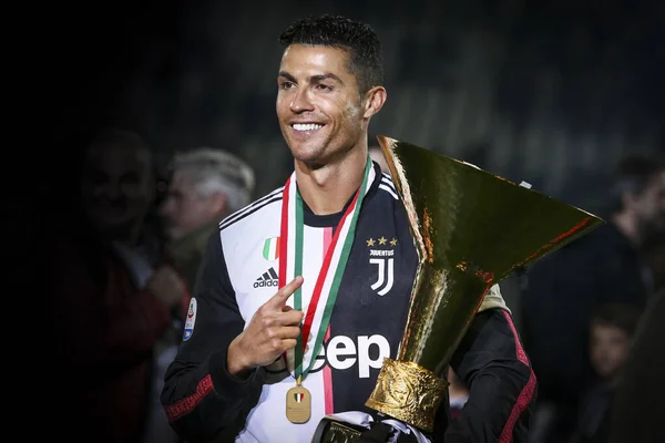 Torino, İtalya. 19 Mayıs 2019. Juventus FC 'den Cristiano Ronaldo, Serie A' nın Juventus Fc ile Atalanta Bergamasca Calcio arasında oynanan futbol karşılaşması sonrasında kazandığı zaferi kutluyor..
