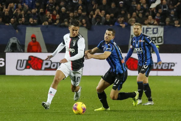 Bergamo, İtalya. 23 / 11 / 2019. Serie A, İtalyan futbol şampiyonası. Atalanta Juventus 'a karşı 1-3, Paulo Dybala, Arjantin, Juventus ve Remo Freuler, İsviçre, Atalanta, top için yarışın.